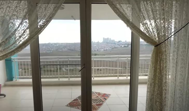 Tarzı ve abartılı makyajıyla çok konuşuluyordu... MasterChef All Star şampiyonu Esra Tokelli 3+1 dubleks eviyle gündemde G1