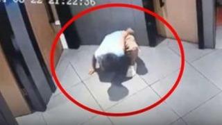 Restoranın kadınlar tuvaletinde ilginç görüntüler! 10 yaşındaki çocuk eğilerek kabinin altına bakmaya çalıştı... Bunun taciz olduğu anlatılmalı