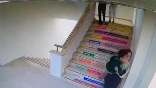 Malatya'daki depremde özel gereksinimli öğrencisini kucağında taşıdı!  