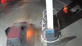 Akaryakıt istasyonunda faciadan dönüldü! Otomobil bir anda alev aldı