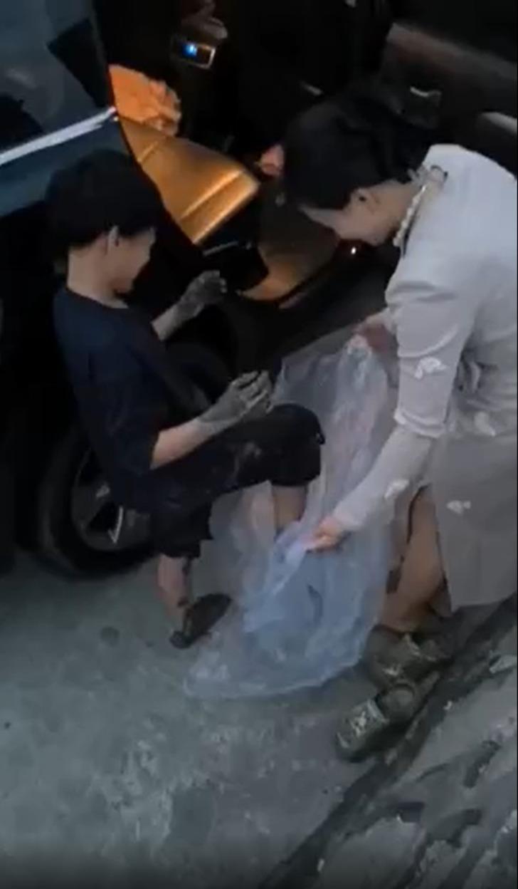 Çocuğunun halini görünce şaşkına döndü! Oğlunu çöp torbasına sararak arabaya bindirdi: O anlar sosyal medya kullanıcılarını ikiye böldü G1