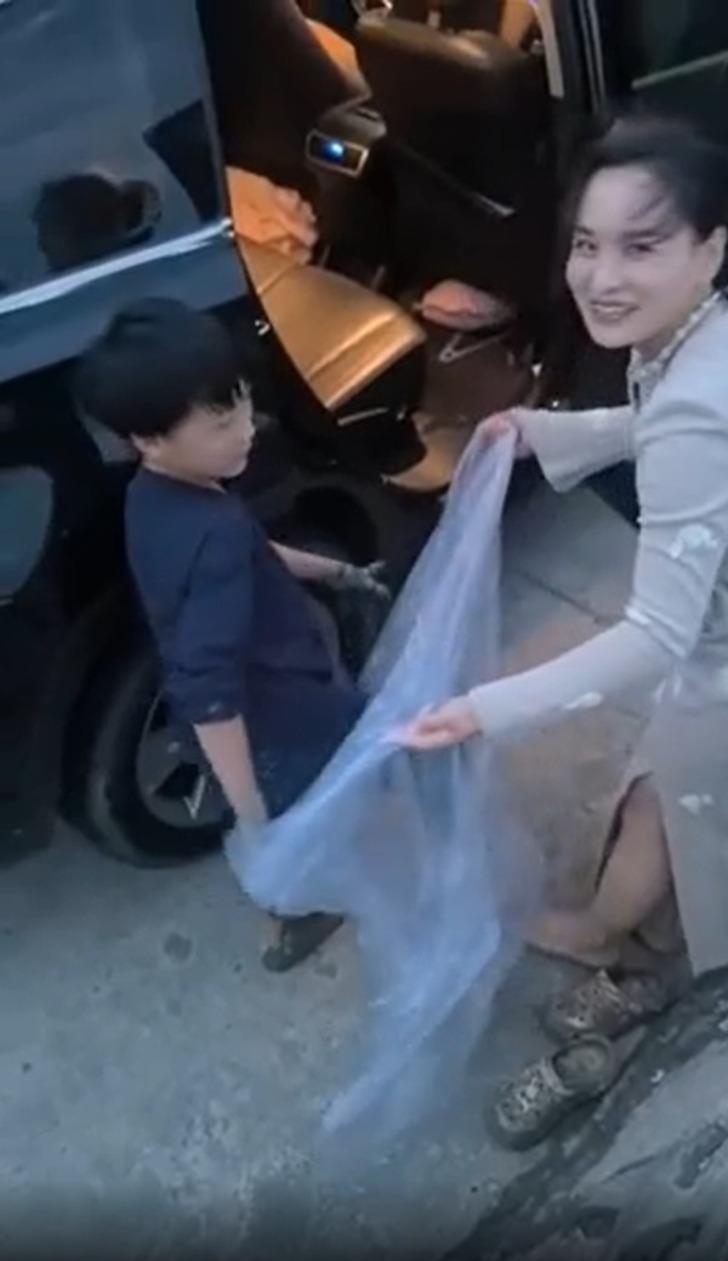 Çocuğunun halini görünce şaşkına döndü! Oğlunu çöp torbasına sararak arabaya bindirdi: O anlar sosyal medya kullanıcılarını ikiye böldü G2