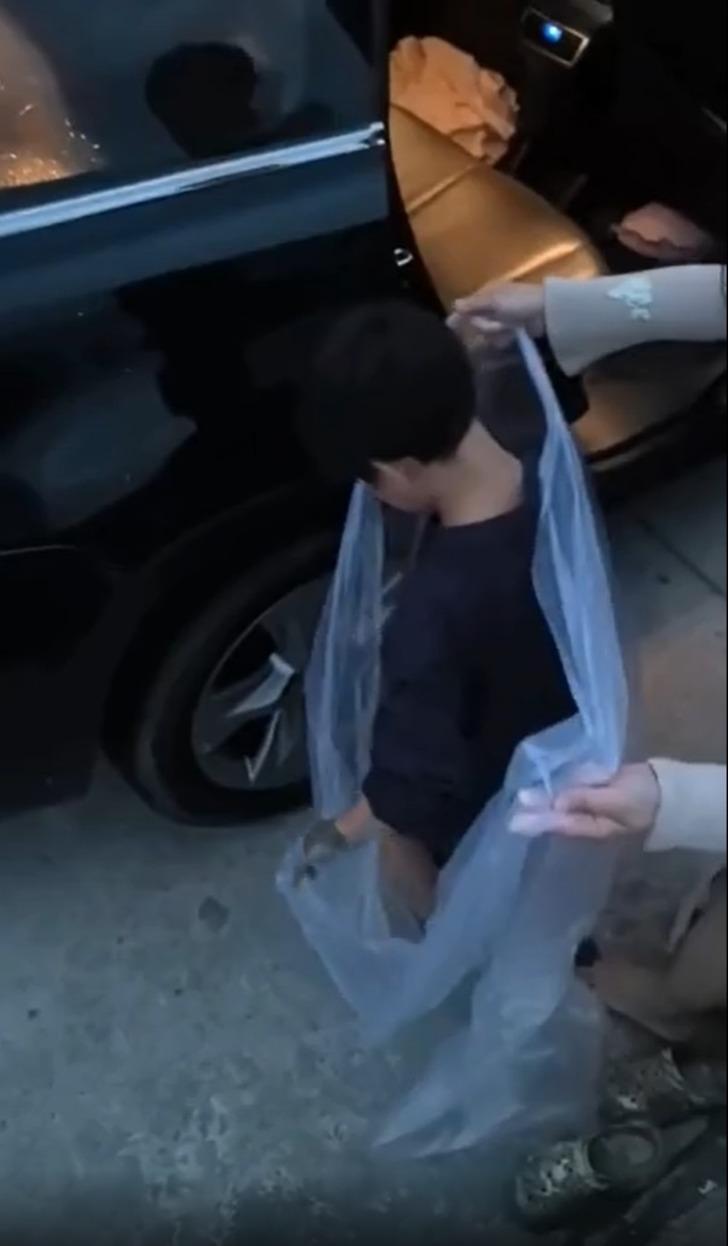 Çocuğunun halini görünce şaşkına döndü! Oğlunu çöp torbasına sararak arabaya bindirdi: O anlar sosyal medya kullanıcılarını ikiye böldü G5