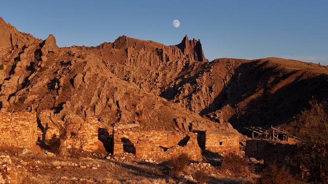 Defineciler harabeye çevirdi! 400 yıllık ama terk edilmiş... Büyük potansiyel saklı, Western filmlerinden fırlamış gibi