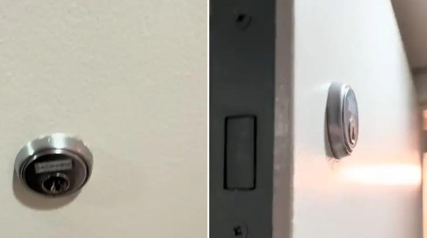 Otel odasının banyo kapısında bir eklenti  buldu! "Dikkat edin" diyerek uyardı: "Yeni bir korkunun kilidi açıldı"