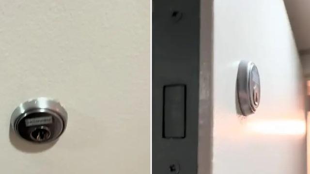 Otel odasının banyo kapısında bir eklenti  buldu! Dikkat edin diyerek uyardı: Yeni bir korkunun kilidi açıldı