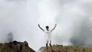 Fotoğraf çektirmek isterken ölümünü böyle kaydettiler! Devasa dalgalar tarafından yutuldu... Arama çalışmaları sürüyor