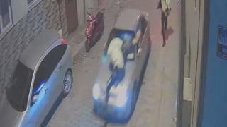 İzmir'de akılalmaz olay! 'Dur' ihtarına uymadı: Polisi metrelerce sürükledi!