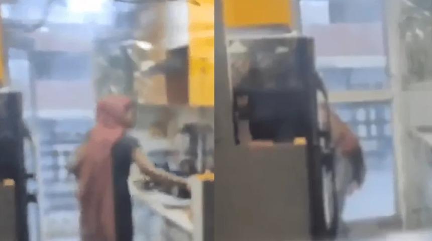 Mide bulandıran görüntüler! Çalışan ev sahiplerinin tabağına önce tuvaletini yaptı sonrasında yemeklerini koydu