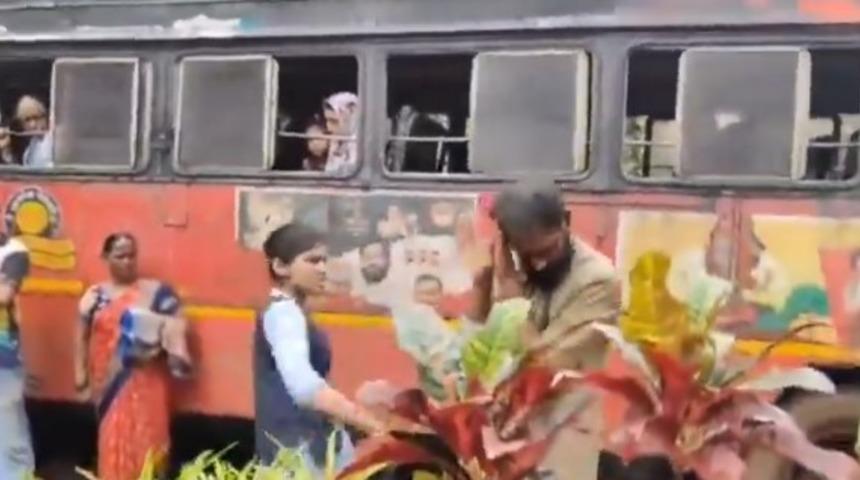 Ülkede infial yaratan olay! Servis şoförünün kendisini taciz ettiğini iddia eden kız öğrenci adamı terlikle dövdü