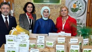Emine Erdoğan, Düzce'nin Konaklı köyünün kadınlarının el emekleriyle ürettikleri ürünlerin standını ziyaret etti
