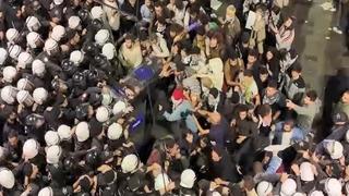 Beyoğlu'nda izinsiz yürüyüş arbedesi: 14 polis yaralandı