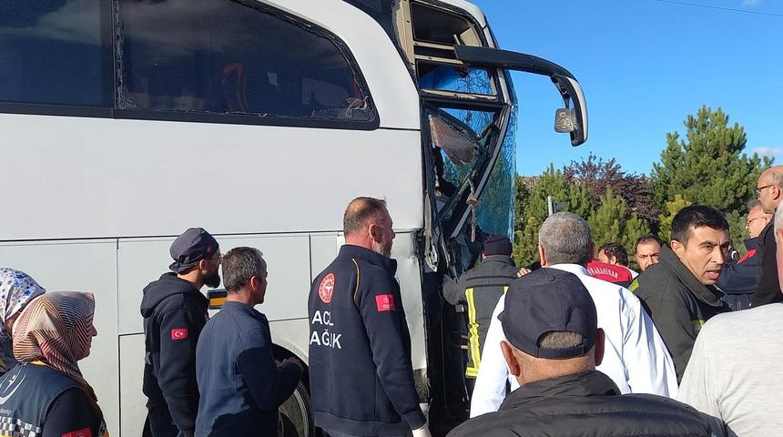 Afyonkarahisar turistleri taşıyan tur otobüsü devrildi! Çok sayıda yaralı