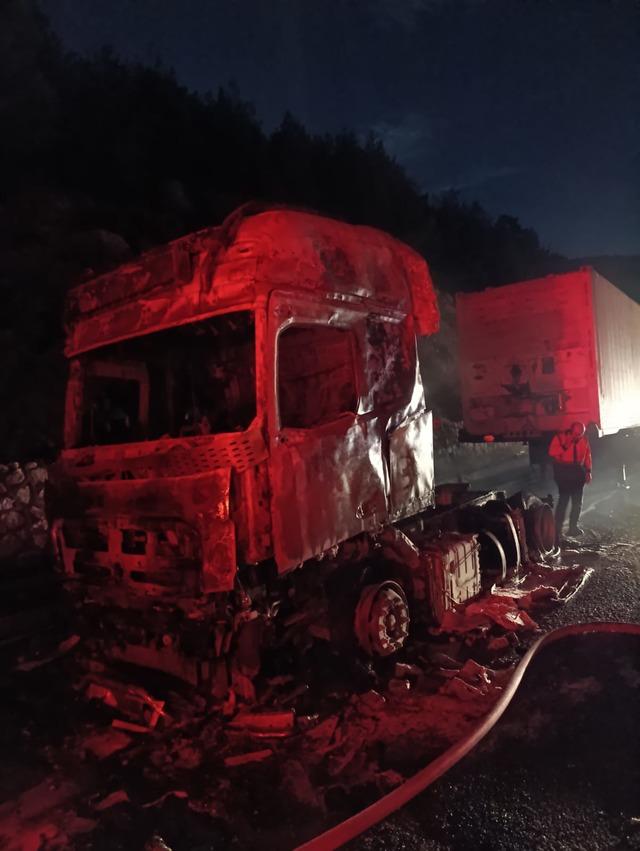 Mersin'de seyir halindeki tırda çıkan yangın söndürüldü