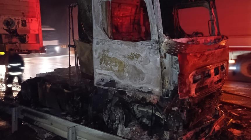 Mersin'de seyir halindeki tırda çıkan yangın söndürüldü