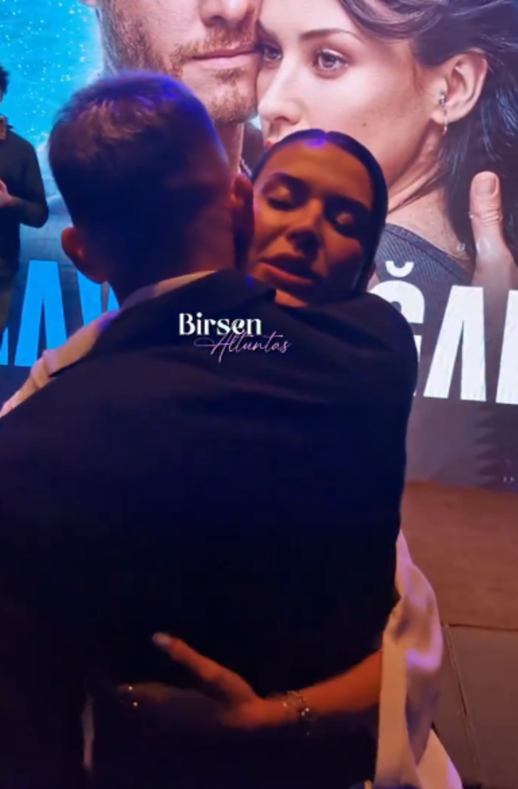 Mavi Mağara galasında Lucas Torreira sevgilisi Devrim Özkan'ı yalnız bırakmadı! Öperek destek oldu G5