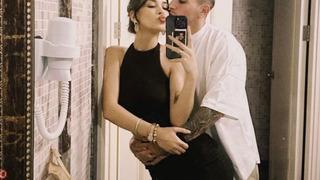 Mavi Mağara galasında Lucas Torreira sevgilisi Devrim Özkan'ı yalnız bırakmadı! Öperek destek oldu