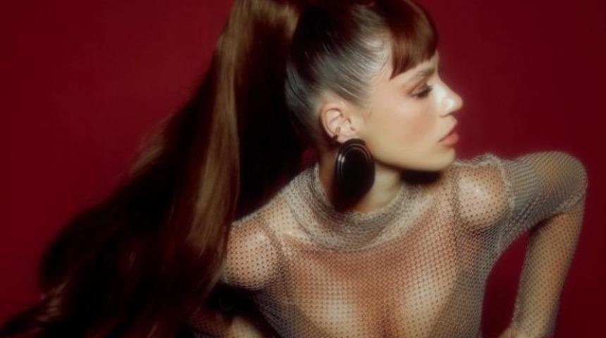 Bozkır'ın ateşli güzeli Yüsra Geyik payetli elbisesiyle galaya damga vurdu! Derin dekoltesi hiç beğenilmedi