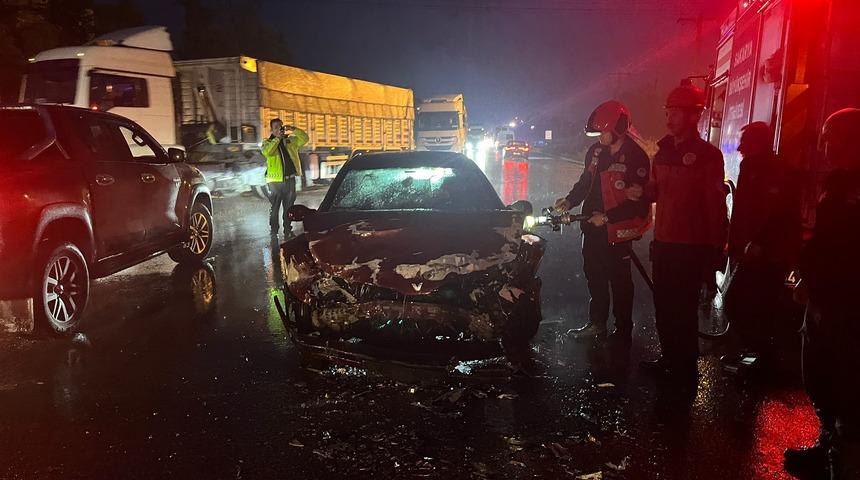 Sakarya'da servis minibüsü ile otomobilin çarpıştığı kazada 4 kişi yaralandı