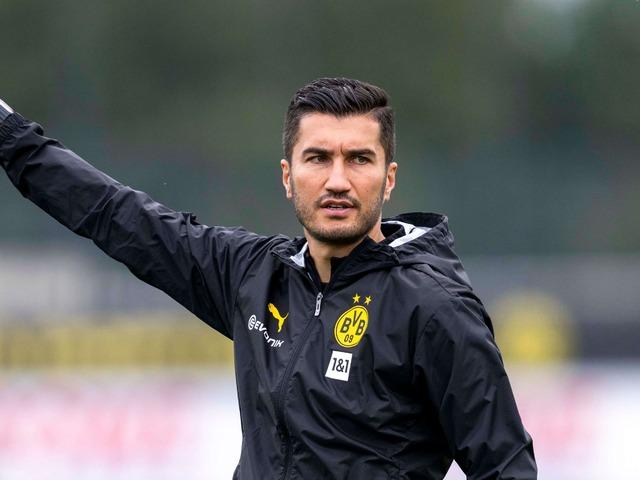 35718654-bvb-trainer-nuri-sahin-zeigt-etwas-im-training-an-2NO4YyrXR3e9