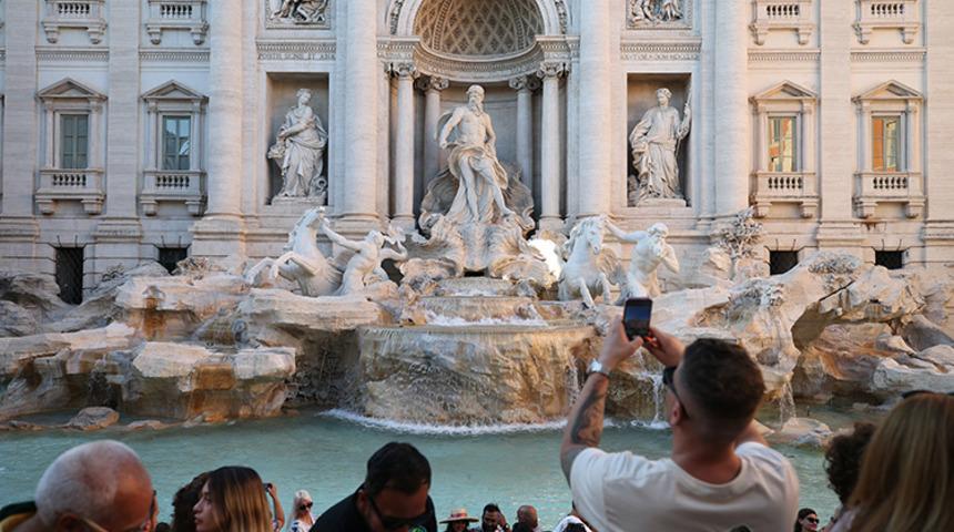 Milyonlarca kişi ziyaret ediyor! Roma'nın tarihi Trevi &Ccedil;eşmesi artık &uuml;cretli olacak