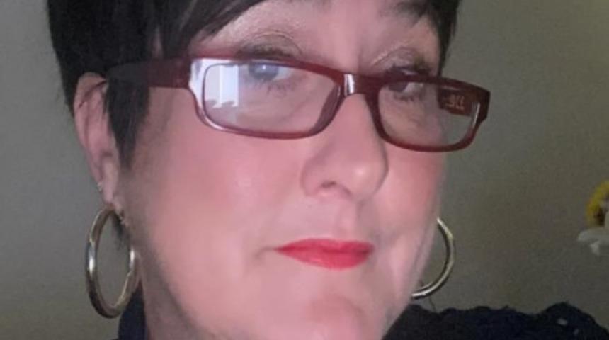 Hiç beklemiyordu! İsveç ineğinin saldırısına uğradı: İnek boynuzunu saplayıp yarım metre fırlattı... "Boynuzu beni deldi"