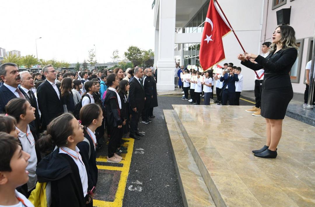 MEB'den ders saatlerine 'kış saati' d&uuml;zenlemesi! G&uuml;n ışığına g&ouml;re değişecek... 81 ile genelge g&ouml;nderildi, ilk karar İstanbul'da alındı