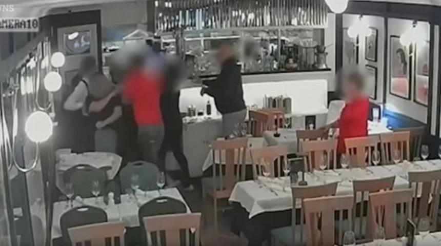 Yemeğinden 'kıl' çıktığını söyledi! Ortalık bir anda karıştı... Restoran sahibini bıçaklamakla tehdit etti 