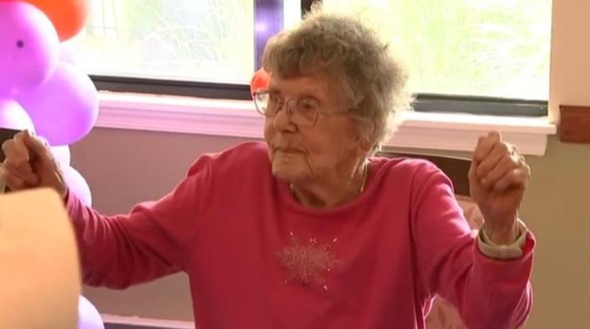 Görenler "ölümsüzlüğün formülünü bulmuş" diyor! 101 yaşında mutlulukla girdi... Uzun yaşamın sırrı verdi