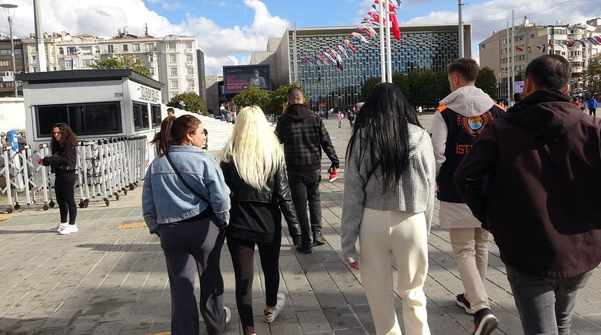 Taksim'in göbeğinde Türk bayraklı duygu sömürüsü! Vatandaşların dikkatini çekti: 3 kadın suç üstü yakalandı