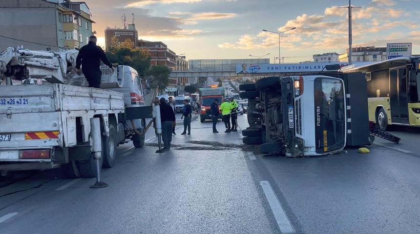 Hem alkollü hem ehliyeti yok! Kamyonette iş makinesi taşıyordu... Feci kaza trafiği durma noktasına getirdi