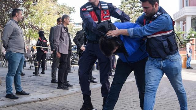 Kahkahalar eşliğinde cinayet! Biri 'bırak bebek ölsün' dedi diğeri pişkin pişkin 'Haha çekeceğim fişi' dedi