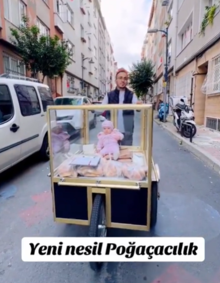 Baba mesleğine kundakta başladı, bazı günler birlikte çalışıyorlar! Annesinin yaptığı poğaçayı sattırıyor G1