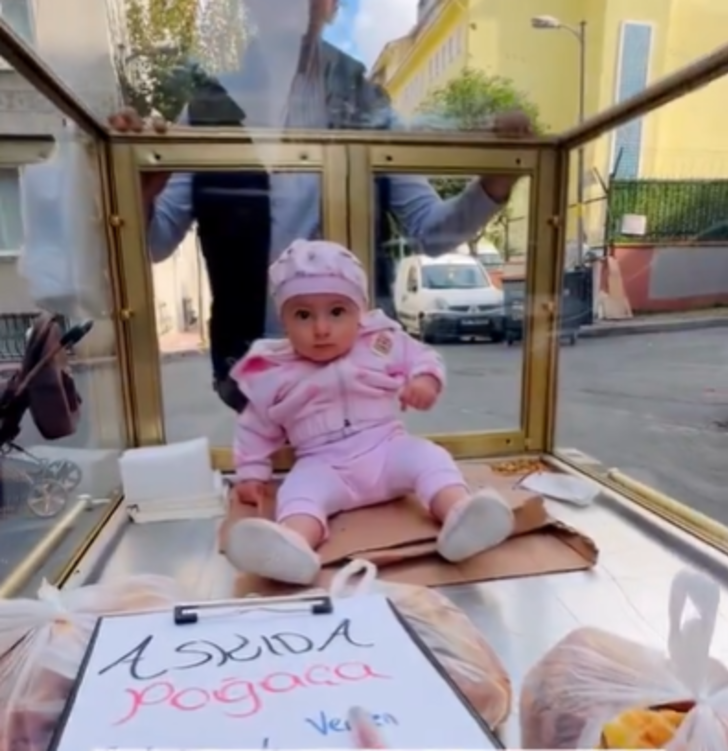 Baba mesleğine kundakta başladı, bazı günler birlikte çalışıyorlar! Annesinin yaptığı poğaçayı sattırıyor G2