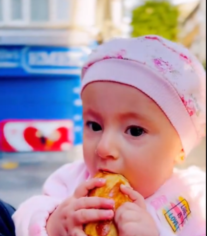 Baba mesleğine kundakta başladı, bazı günler birlikte çalışıyorlar! Annesinin yaptığı poğaçayı sattırıyor G3