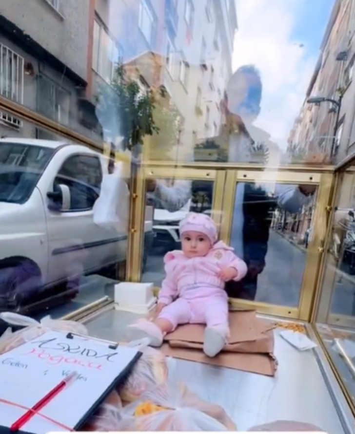 Baba mesleğine kundakta başladı, bazı günler birlikte çalışıyorlar! Annesinin yaptığı poğaçayı sattırıyor G4