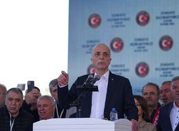 TÜRK-İŞ Genel Başkanı Atalay, "Zordayız Geçinemiyoruz Mitingi"nde konuştu! Asgari ücret için açtı ağzını yumdu gözünü... 'Bizi işverenlerin merhametine bırakmayın'