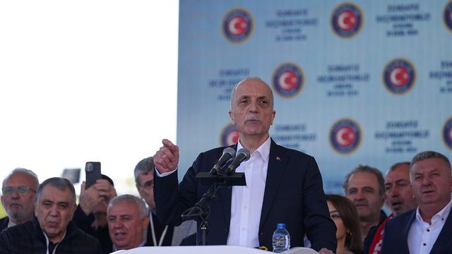 TÜRK-İŞ Genel Başkanı Atalay, Zordayız Geçinemiyoruz Mitinginde konuştu! Asgari ücret için açtı ağzını yumdu gözünü... 'Bizi işverenlerin merhametine bırakmayın'