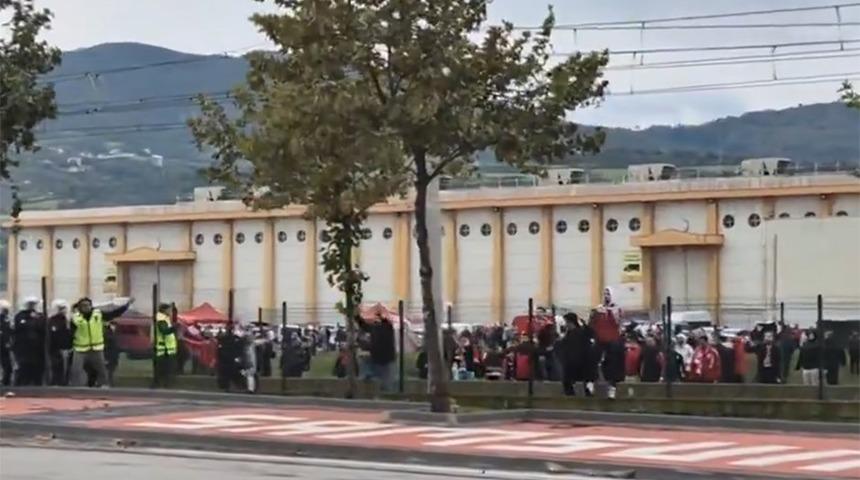 Samsunspor - Fenerbahçe maçı öncesi taraftarlar arasında arbede çıktı! Emniyet güçleri zor müdahale etti