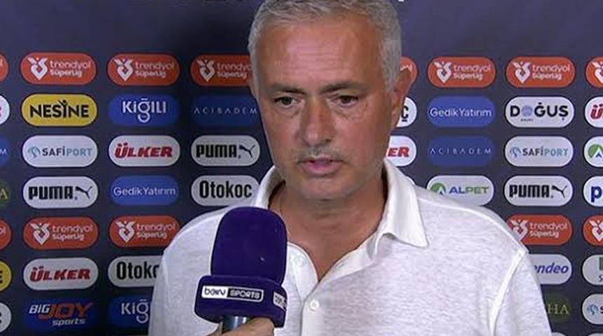 Jose Mourinho, maç sonu röportajını durdurmak istedi! Samsunsporlu oyuncuların sevinci sonrası sinirlenerek konuşmadı