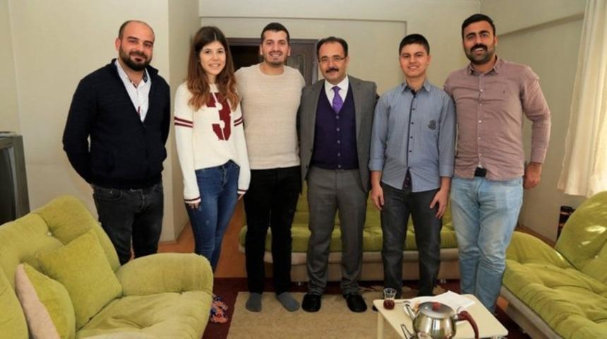 Belediye Başkanı öğrencilerin evine çay içmeye gitti