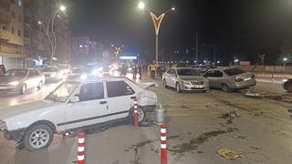 Ortalık savaş alanına döndü! 5 otomobilin karıştığı kazada 2 kişi yaralandı