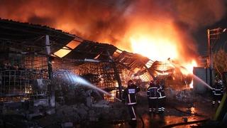 Sakarya'daki kauçuk fabrikasında yangın! 4 iş yerine daha sıçradı