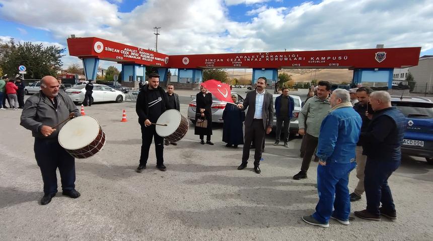 'Bakın lideriniz geberdi' diyerek FETÖ'cülere seslendi: Ölüm haberinin mutluluğuyla davullu zurnalı kutlama yapıldı