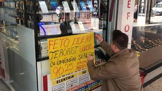 İndirim yapıp fiyatları düşürdüler! Esnaftan kampanya: Peş peşe camlara astılar 'Terörist Gülen'in ölümünün şerefine...'