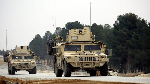 New York Times muhabiri, ABD ordusuna ait askeri araçların oluşturduğu küçük konvoyları Menbic çevresinde sık sık görmenin mümkün olduğunu söylüyor.