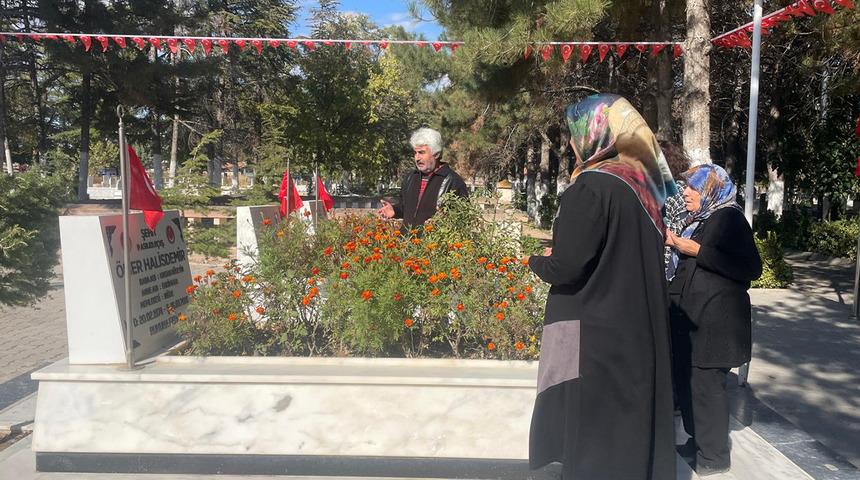 FETÖ elebaşı Fetullah Gülen'in ölümü sonrası Ömer Halisdemir'in kabrine ziyaretçi akını!