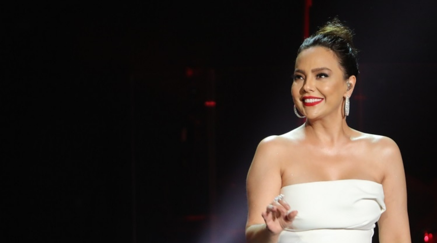 Herkes Ebru Gündeş sandı! Tesettürlü gelin görenleri hayrete düşürdü! İkizi kadar benziyor...