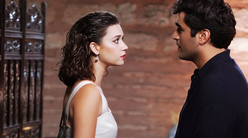 Oyuncular sahnede güldü! Yalı Çapkını'ndaki çekim hataları gündem oldu!