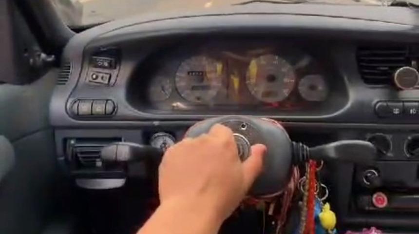 Bolu'da şaşkına çeviren olay: Trafik magandası aracın direksiyonunu çıkarıp yandaki araca verdi... 